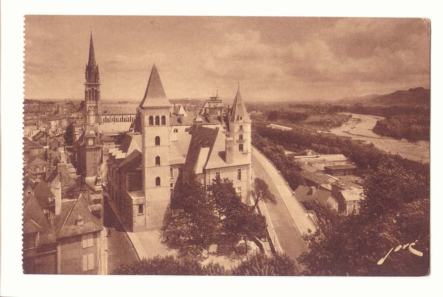 Pau CPA Vue Cavaliere L'ancien palais du parlement de Navarre au fond la vallee du Gave