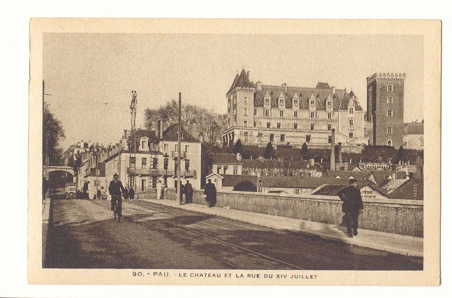 Pau CPA Le chateau et la rue du XIV juillet