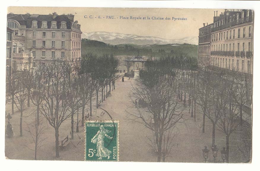 Pau CPA place Royale et la chaine des Pyrenees