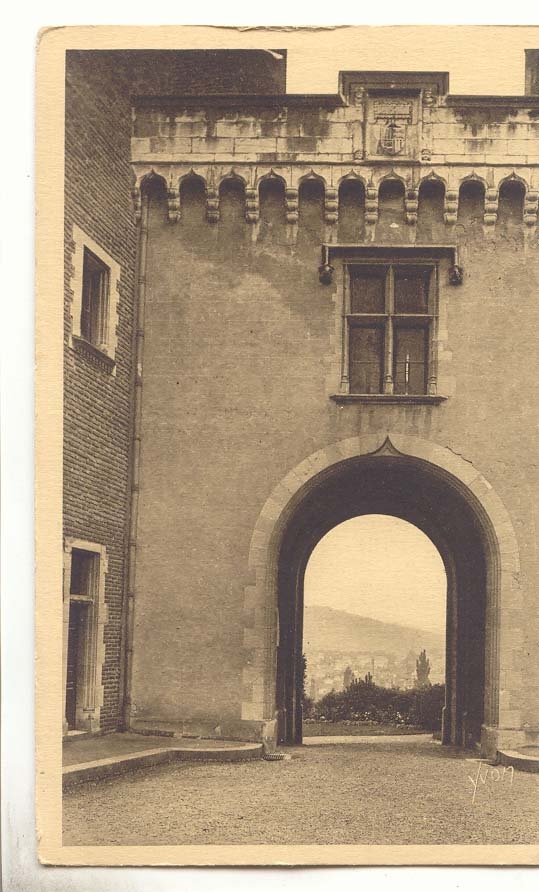 Pau CPA Voute du chateau faisaint communiquer les jardins avec la cour d'honneur