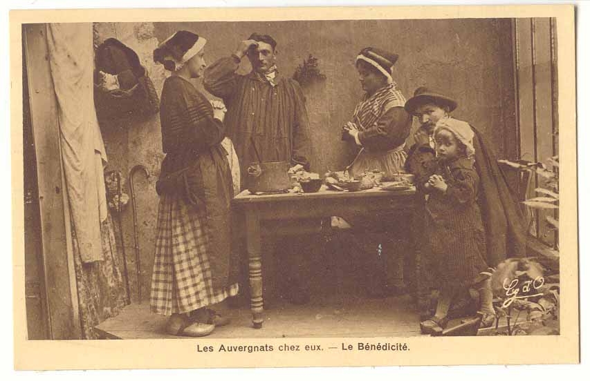 CPA Les auvergnats chez eux La benedicite