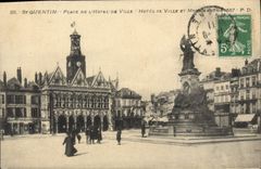 CPA Saint Quentin Place de l'Hotel de ville Hotel de Ville et Monument de 1557 