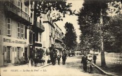 CPA Vichy la rue du Pont 