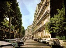 CPA Vichy Allier l'Hotel de la Paix a gauche la Galerie des Sources 