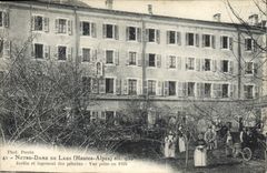CPA Notre Dame du Laus Hautes Alpes Jardin et logement des pelerins vue prise en 1903 