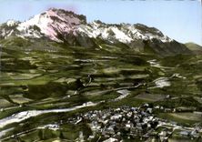 CPA Saint Bonnet Htes Alpes Capitale du Champsaur Route Napoleon Vue generale aerienne Vallee du Dra