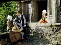 CPA Folklore de la Vallee du Rhone Groupe Empi et Rioume 