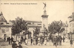 CPA Troyes Bourse du Travail et Monument des Bienfaiteurs 