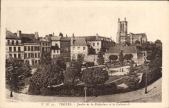 CPA Troyes Jardin de la Prefecture et la Cathedrale 