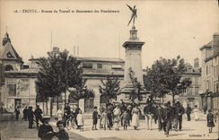 CPA Troyes Bourse du Travail et Monument des Bienfaiteurs 