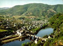 CPA Entraygues Aveyron Vue generale et les bords de la Truyere 