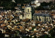 CPA Les Gorges de l'Aveyron Villefranche de Rouergue L'Eglise Notre Dame Precedee d'un enorme cloche