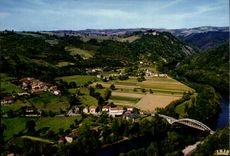 CPA Dans La Vallee du Lot Port d'Agres Aveyron Vue generale aerienne 