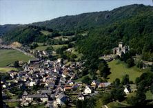 CPA Image du Cantal Polminhac Vue panoramique sur le village au pied du Chateau de Pesteils et son d