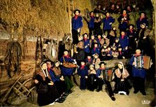 CPSM groupe folklorique les gais Creusois en Marche AJAIN