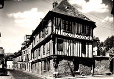 CPA Vernon Vieille Maison Normande La Gendarmerie