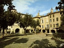 CPSM Uzes Un Aspect Caracteristique De La Place Aux Herbes