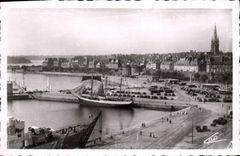 CPA Saint Malo Les Bassins Et La Ville