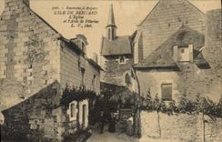 CPA L'Ile De Behuard L'Eglise Et I'Asile De Pelerins