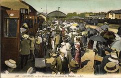 CPA Lourdes Les Brancardiers Descendant les malades