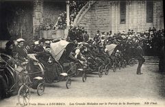 CPA train blanc à Lourdes Les Grands Malades Sur Le Parvis