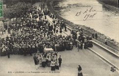 CPA Lourdes La Procession Partant De La Grotte