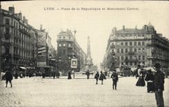 CPA Lyon Place De La Republique Et Monument Carnot