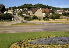 CPSM La Chartre Sur Le Loir La Charte Et La Statue Jeanne d'Arc