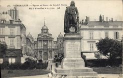 CPA Versailles Square Et Statue Du General Hoche