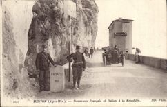 CPA Menton Douaniers Francais Et Italien La frontière Automobile