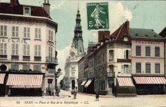 CPA Sens Place Et Rue De La Republique