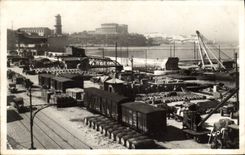 CPA Marseillais les docks Les Fort St Jean Et Le Pharo