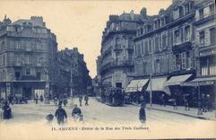 CPA Amiens Entree De La Rue Des Trois Cailloux