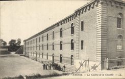 CPA Amiens La Caserne De la Citadelle