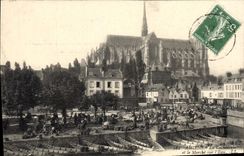 CPA Amiens cathédrale Et Le Marché Sur I'Eau