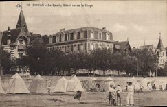CPA Royan Le Family Hotel Vu De La Plage