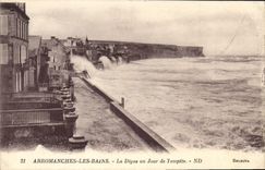 CPA Arromanches Les Bains La Digue Un Jour De Tempete