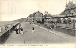 CPA Cabourg L'Hotel Des Ducs De Normandie Et La Digue