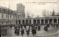 CPA Caen Ancienne Abbaye Aux Dames Cour Interieure