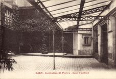 CPA Caen Institution St Pierre Cour D'Entree