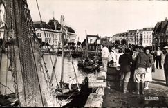 CPA Trouville Les Quais Et bateaux de pêche