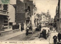 CPA Trouville La Rue Victor Hugo