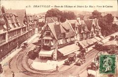 CPA Deauville Rues De I'Ecluse Et Desiré Le Hoc Vers Le Casino