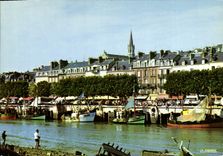 CPSM Trouville La Reine Des Plages Quai De La Touques Et Les bateaux de peche