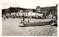 CPA Houlgate La Plage Devant Le Casino Et Le Bois De Boulogne