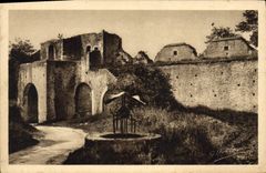 CPA Provins Porte Saint Jean Vue Interieure Et Le Puits de la citadelle