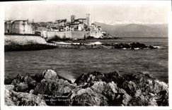 CPA Antibes Les Vieux Remparts Et Les Alpes