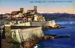 CPA Antibes Les Vieux Remparts Et Les Alpes