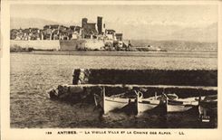 CPA Antibes La Vieille Ville Et La Chaine Des Alpes