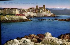 CPA Antibes Les Vieux Remparts Et Les Alpes